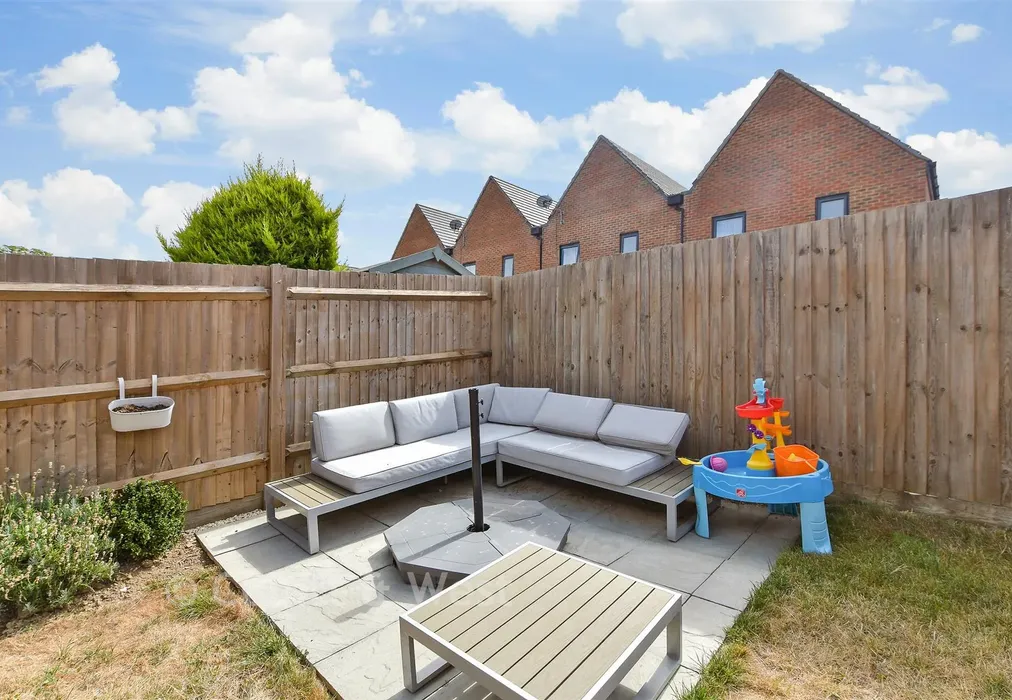 Rear Garden - Mountain Street, Pease Pottage, West Sussex - Wards of Kent