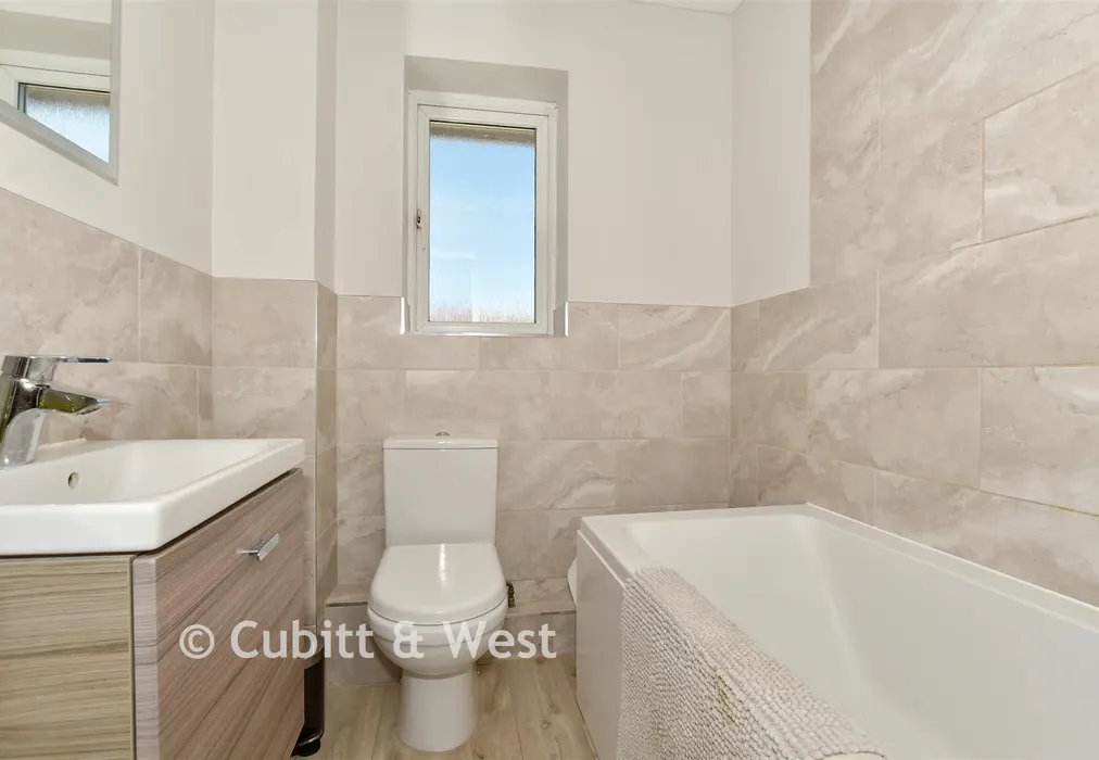 Bathroom - Crawley Road, Horsham, West Sussex - Wards of Kent