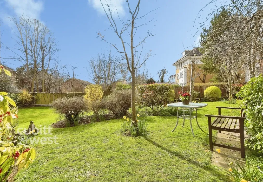 Communal Garden - Linkfield Lane Redhill RH1 - Wards of Kent