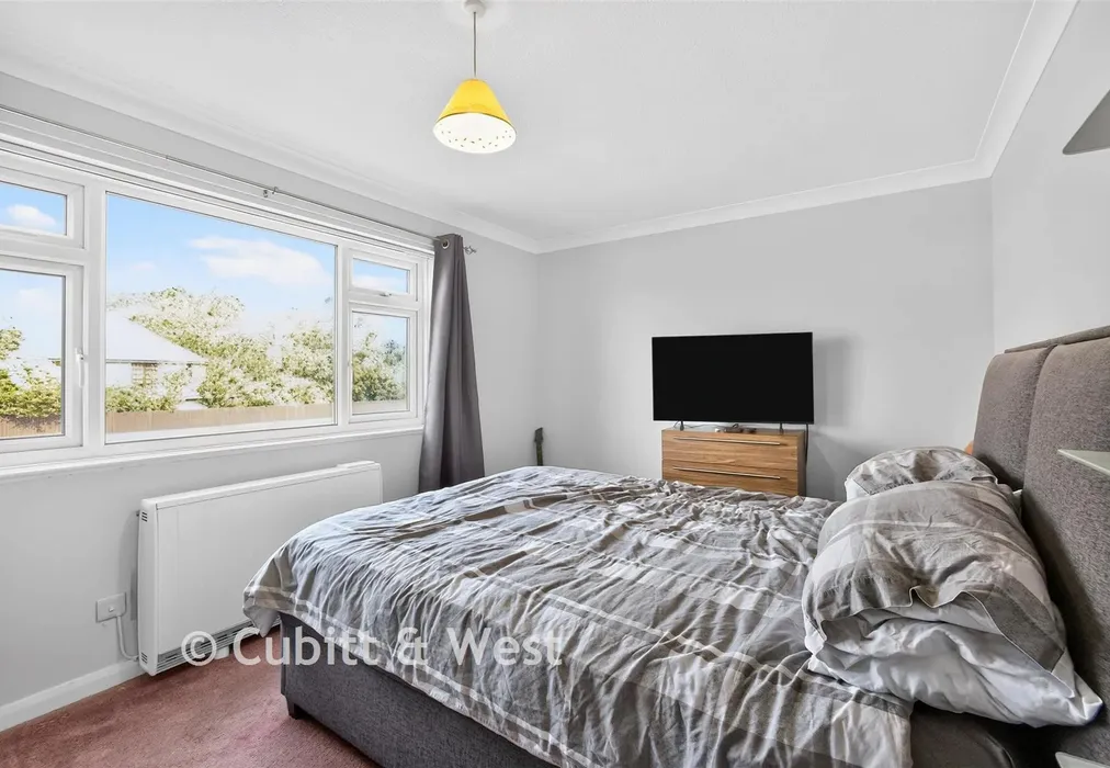 Bedroom 1 - Sea Front, Hayling Island, Hampshire - Wards of Kent