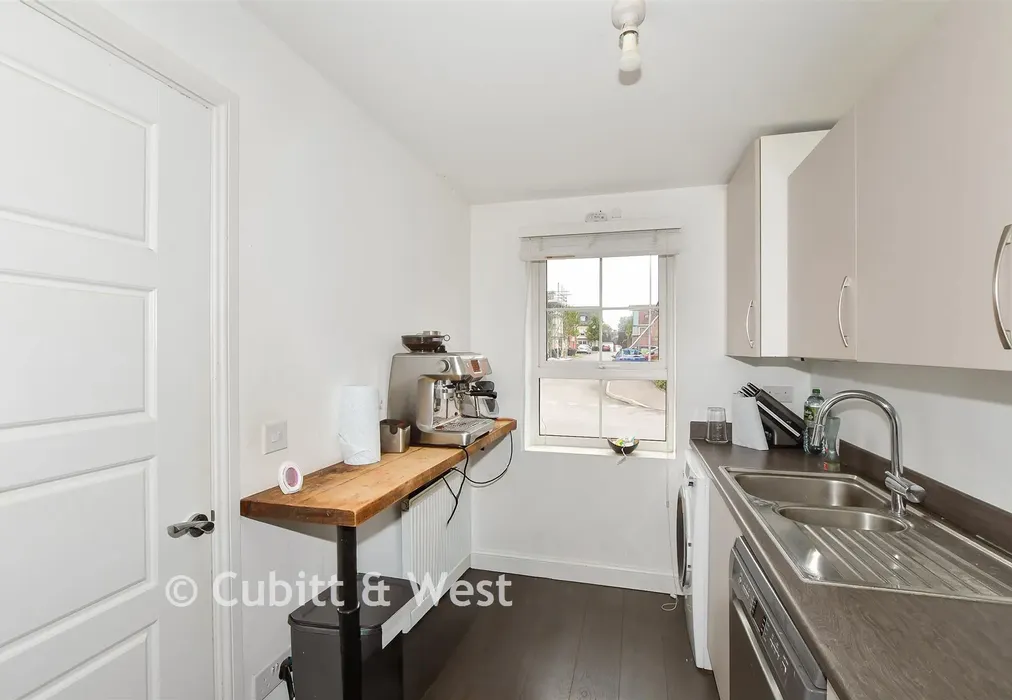 Kitchen - Bedivere Road, Crawley, West Sussex - Wards of Kent