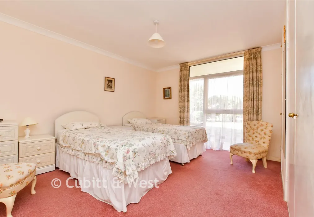 Bedroom 1 - The Rowans, Worthing, West Sussex - Wards of Kent