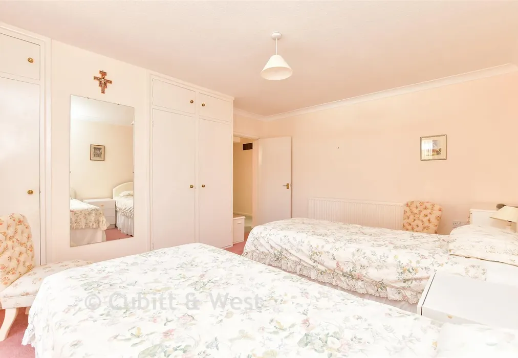 Bedroom 1 - The Rowans, Worthing, West Sussex - Wards of Kent