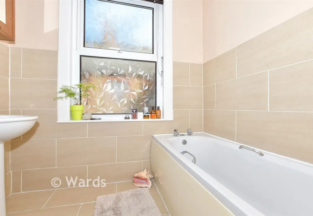 Bathroom - Gosfield Road, Herne Bay, Kent - Wards of Kent