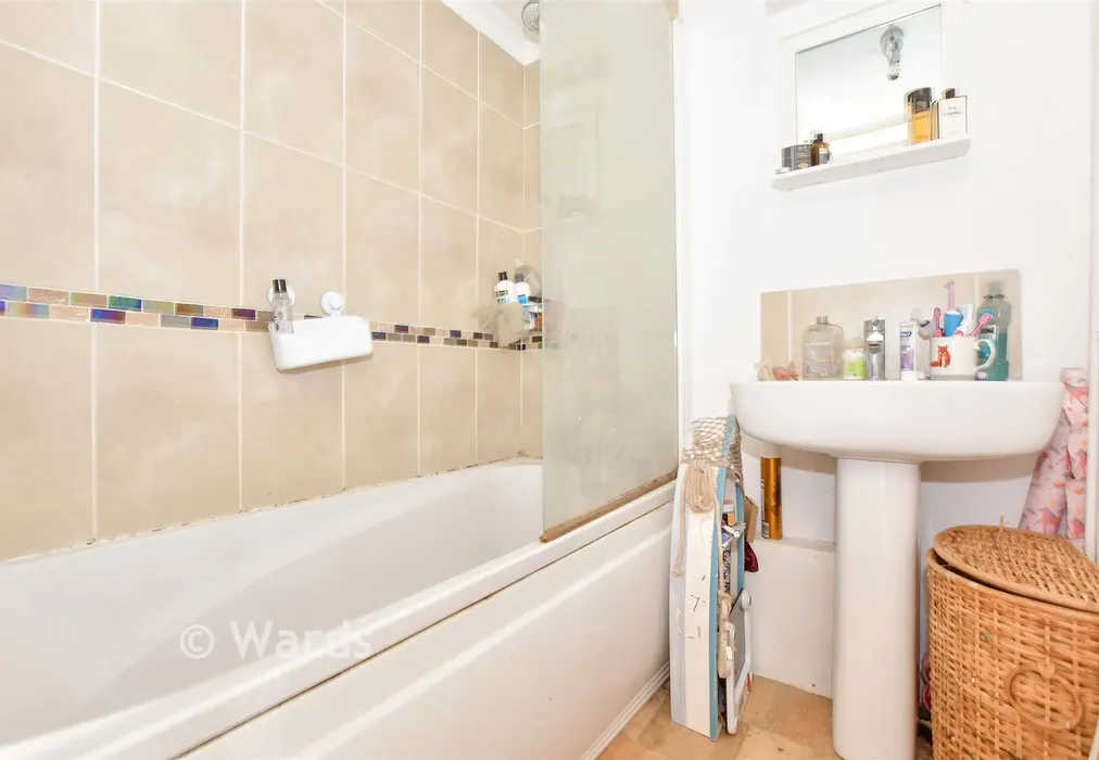 Bathroom - Prospect Road, Minster, Kent - Wards of Kent