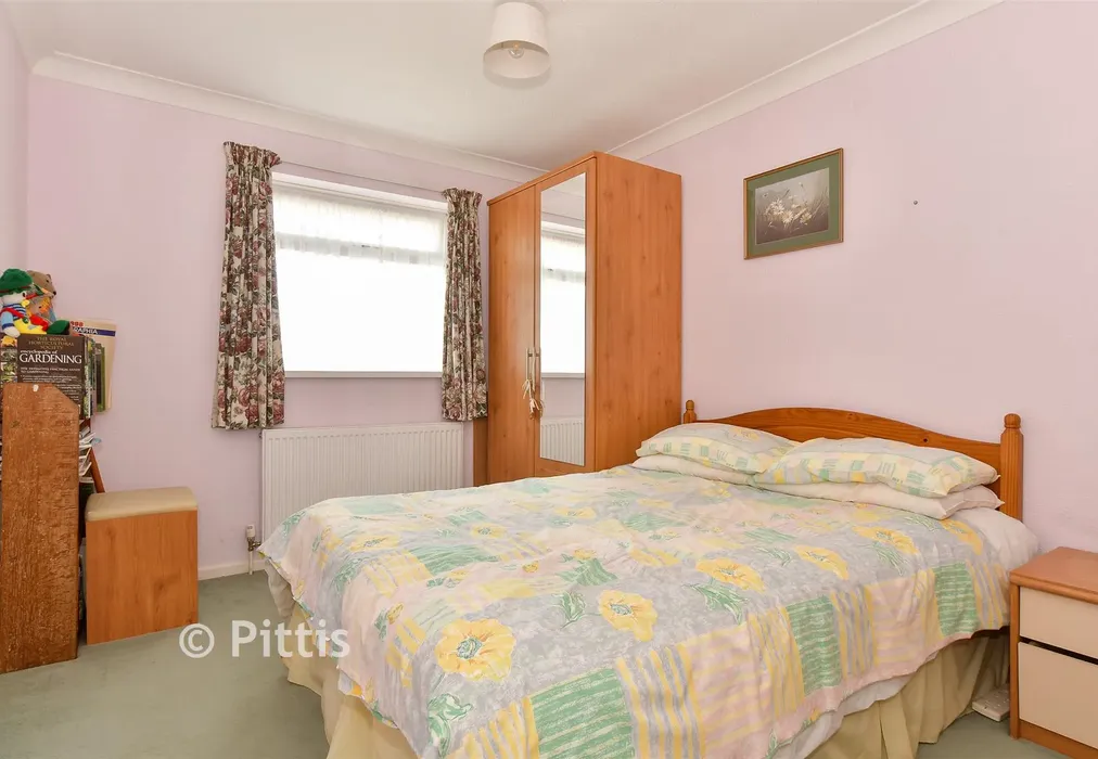 Bedroom 2 - Mountbatten Drive, Newport, Isle of Wight - Wards of Kent