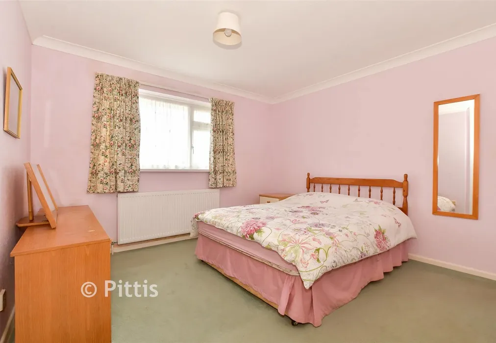 Bedroom 1 - Mountbatten Drive, Newport, Isle of Wight - Wards of Kent