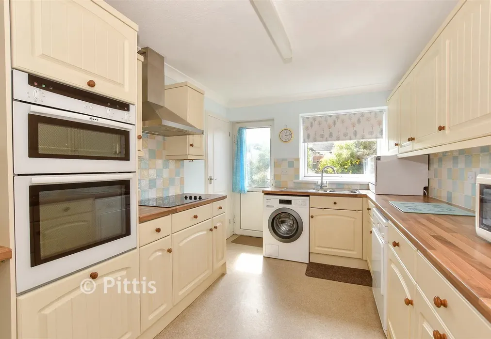 Kitchen - Mountbatten Drive, Newport, Isle of Wight - Wards of Kent