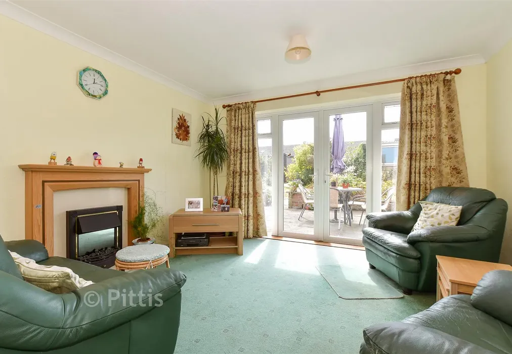 Lounge - Mountbatten Drive, Newport, Isle of Wight - Wards of Kent
