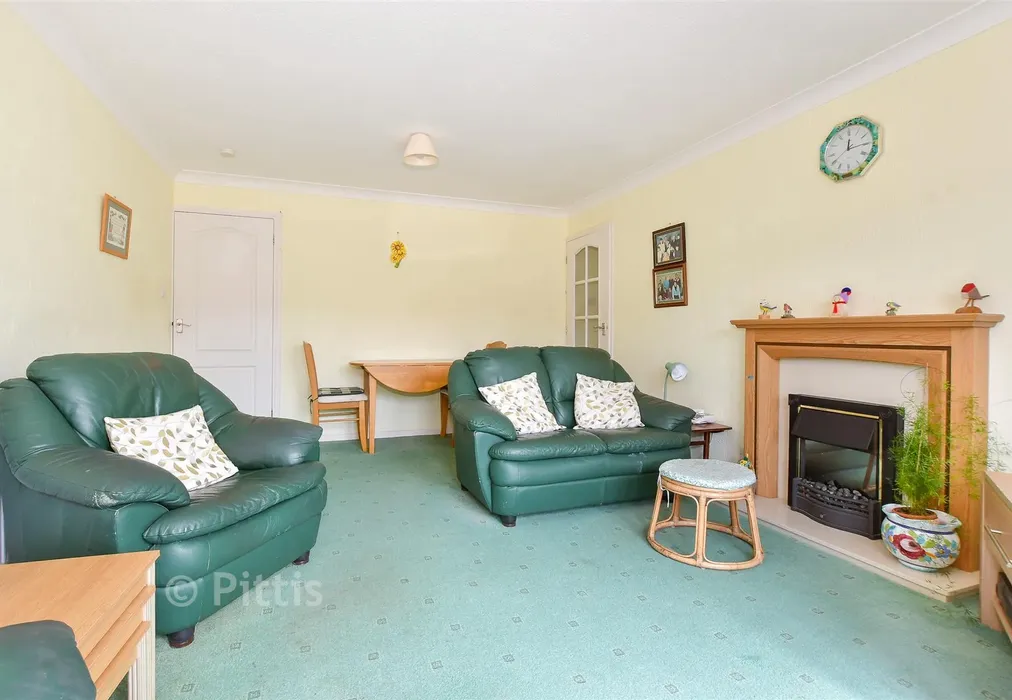 Lounge - Mountbatten Drive, Newport, Isle of Wight - Wards of Kent