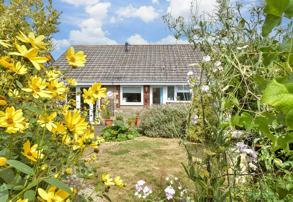External Lifestyle Photograph - Mountbatten Drive, Newport, Isle of Wight - Wards of Kent