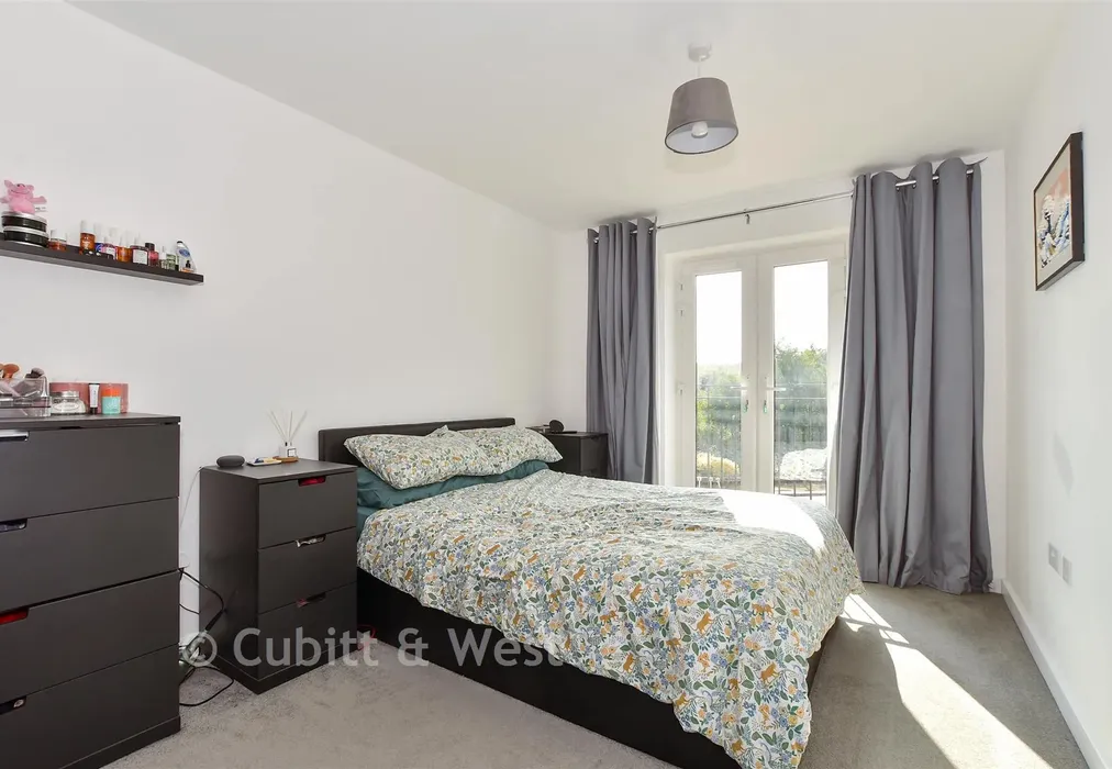 Bedroom 1 - Calvert Link, Horsham, West Sussex - Wards of Kent