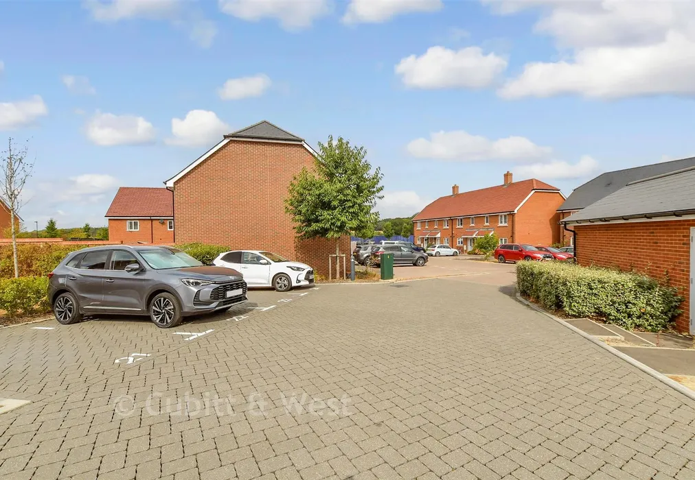 Driveway/Parking - Calvert Link, Horsham, West Sussex - Wards of Kent