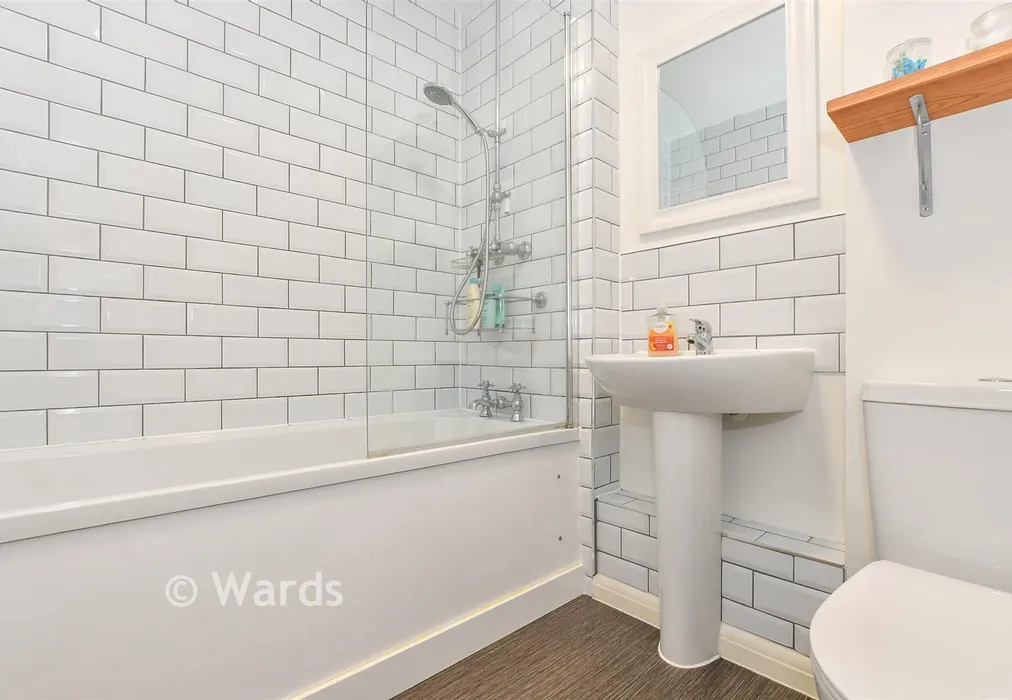 Bathroom - Pierce Lane, Tenterden, Kent - Wards of Kent