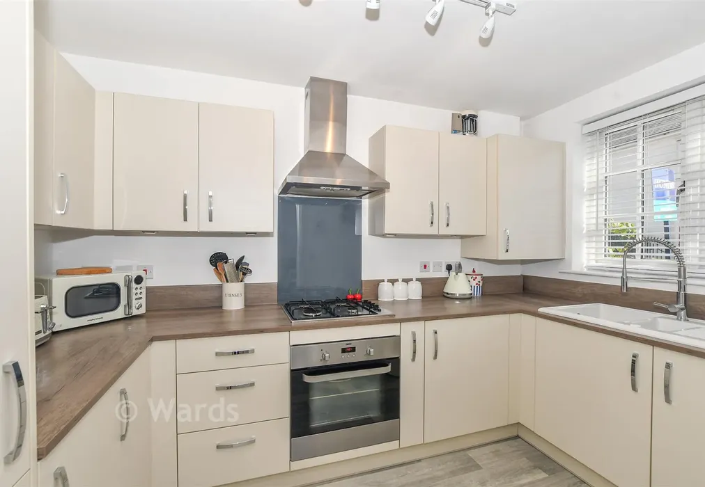 Kitchen - Pierce Lane, Tenterden, Kent - Wards of Kent