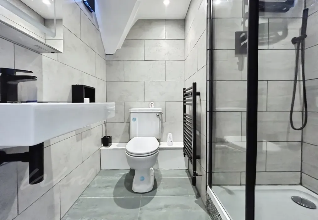 en-suite - Rammell Mews Frythe Way TN17 - Wards of Kent