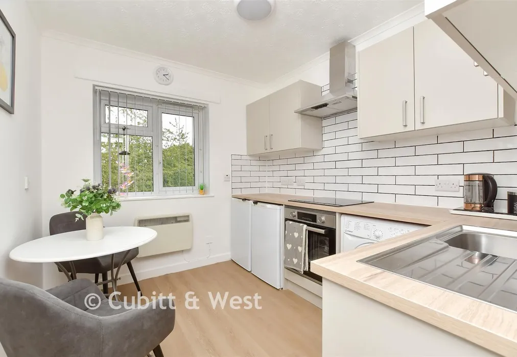 Kitchen - Henbit Close, Tadworth, Surrey - Wards of Kent