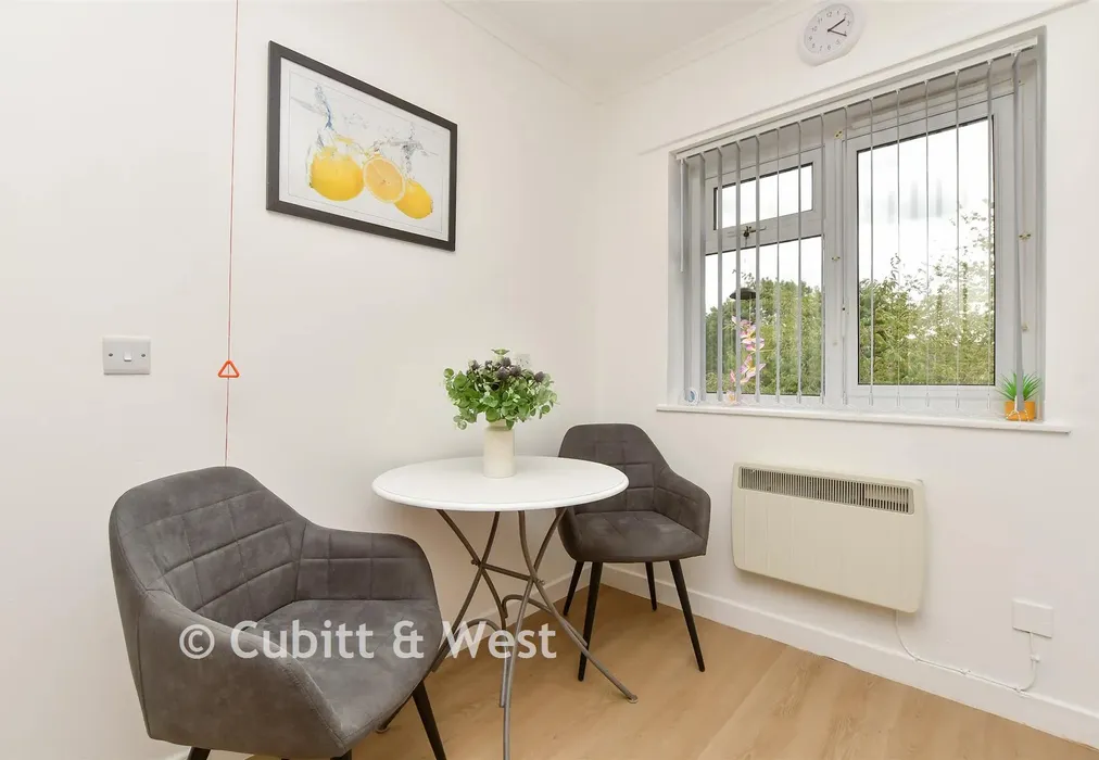 Kitchen - Henbit Close, Tadworth, Surrey - Wards of Kent