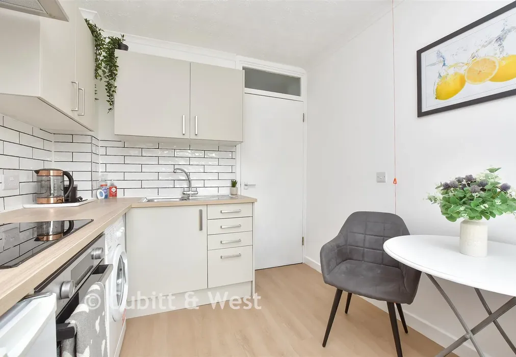 Kitchen - Henbit Close, Tadworth, Surrey - Wards of Kent