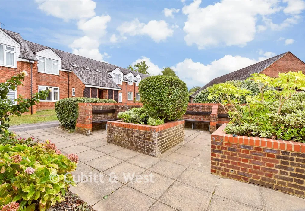 Communal Gardens - Henbit Close, Tadworth, Surrey - Wards of Kent