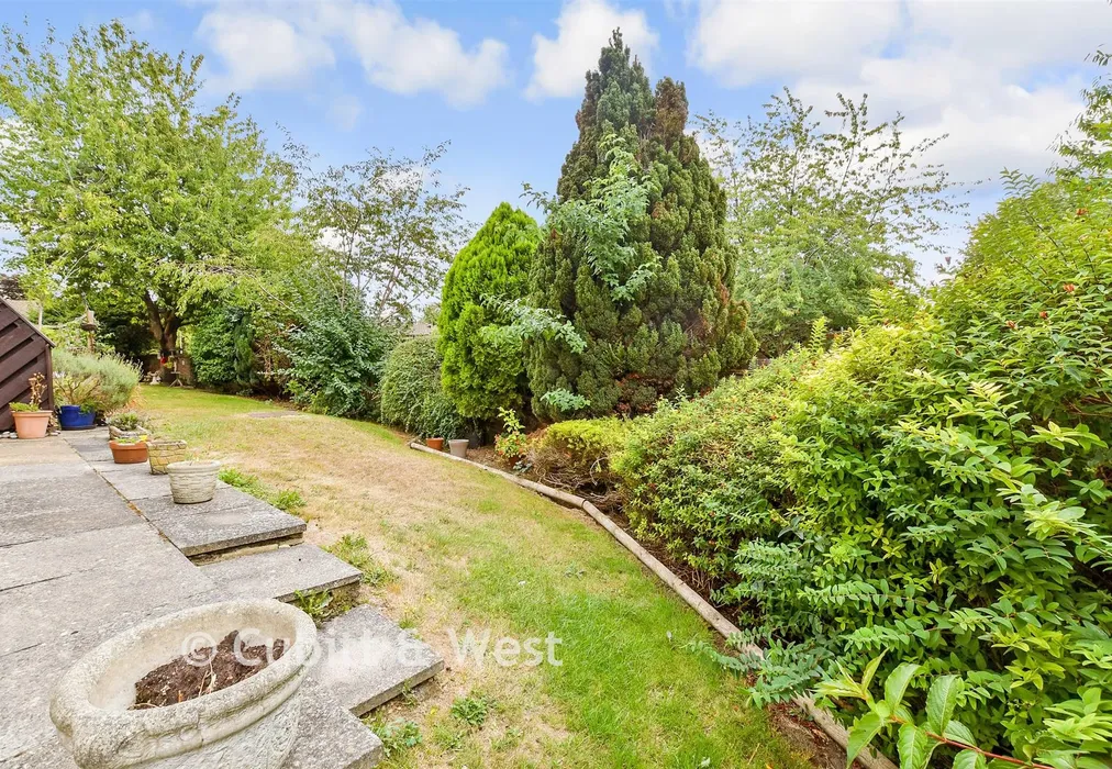 Communal Gardens - Henbit Close, Tadworth, Surrey - Wards of Kent
