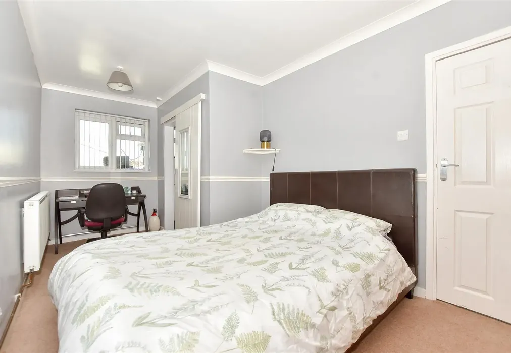 Bedroom 1 - Seaview Road, Greatstone, Kent - Wards of Kent