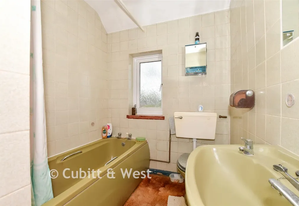 Bathroom - Downhurst Road, Ewhurst, Surrey - Wards of Kent