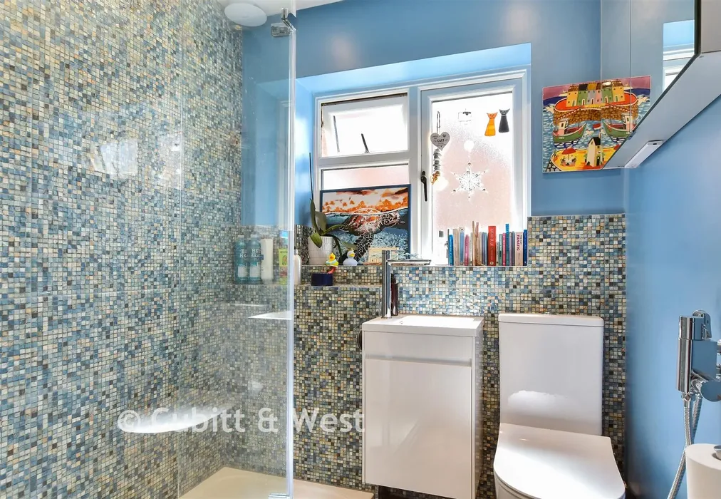 En-Suite Shower Room - Farm Hill, Woodingdean, East Sussex - Wards of Kent