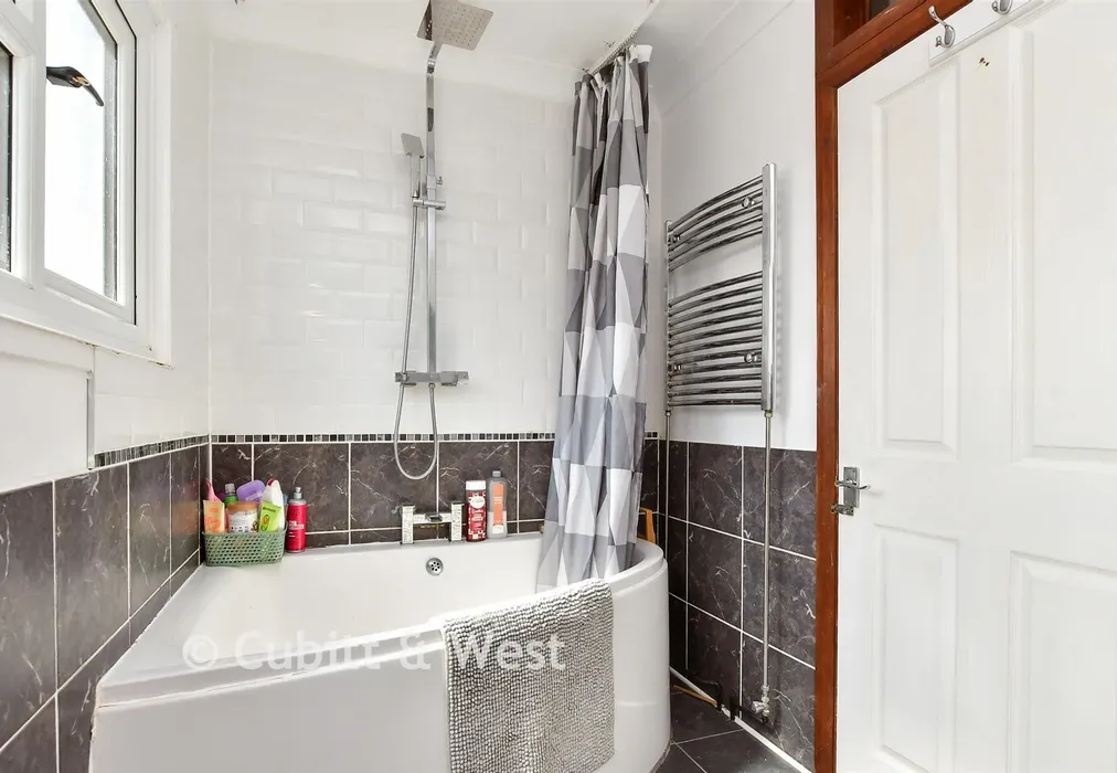 Family Bathroom - Farm Hill, Woodingdean, East Sussex - Wards of Kent