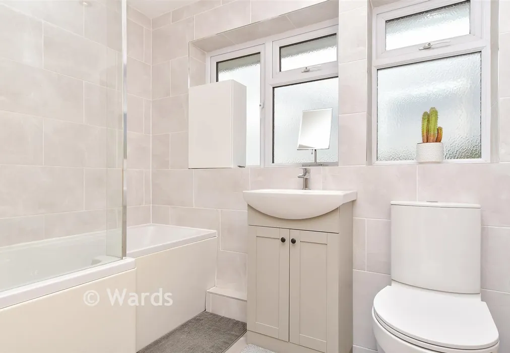 Bathroom - Valley View, Greenhithe, Kent - Wards of Kent