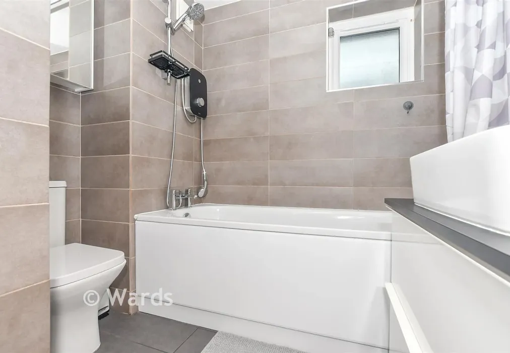 Bathroom - Nutley Close, Ashford, Kent - Wards of Kent