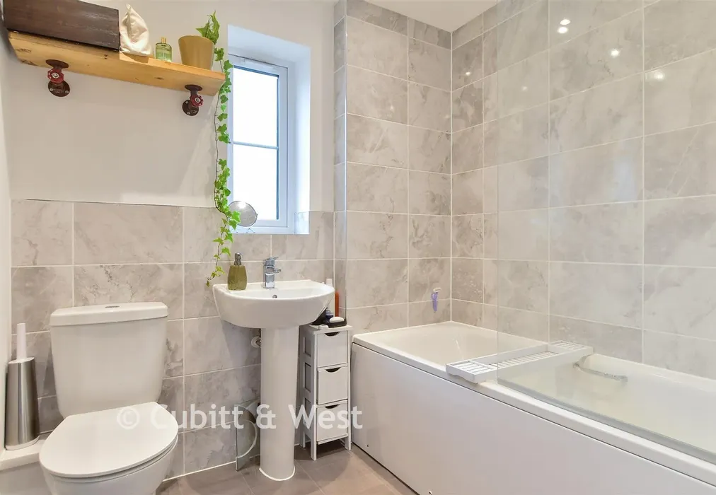 Family Bathroom - Bloom Close, Worthing, West Sussex - Wards of Kent