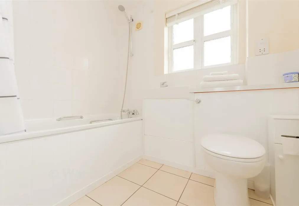 Bathroom - Sandpiper Close, Greenhithe, Kent - Wards of Kent