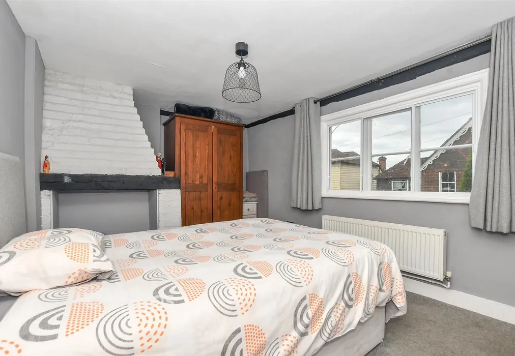 Bedroom 1 - The Street, Mersham, Kent - Wards of Kent
