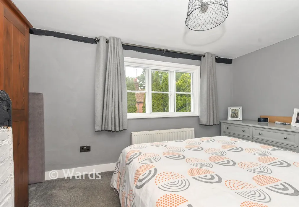 Bedroom 1 - The Street, Mersham, Kent - Wards of Kent