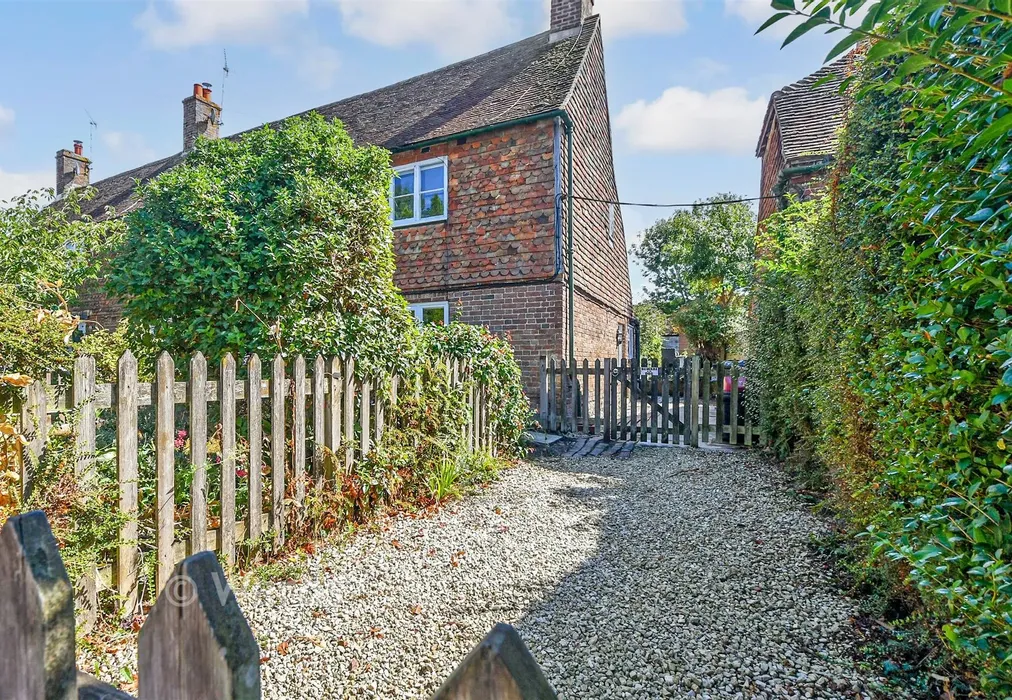 Driveway/Parking - The Street, Mersham, Kent - Wards of Kent