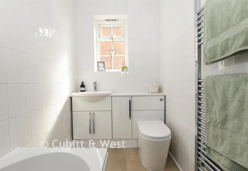 Bathroom - Lindley Road, Godstone, Surrey - Wards of Kent