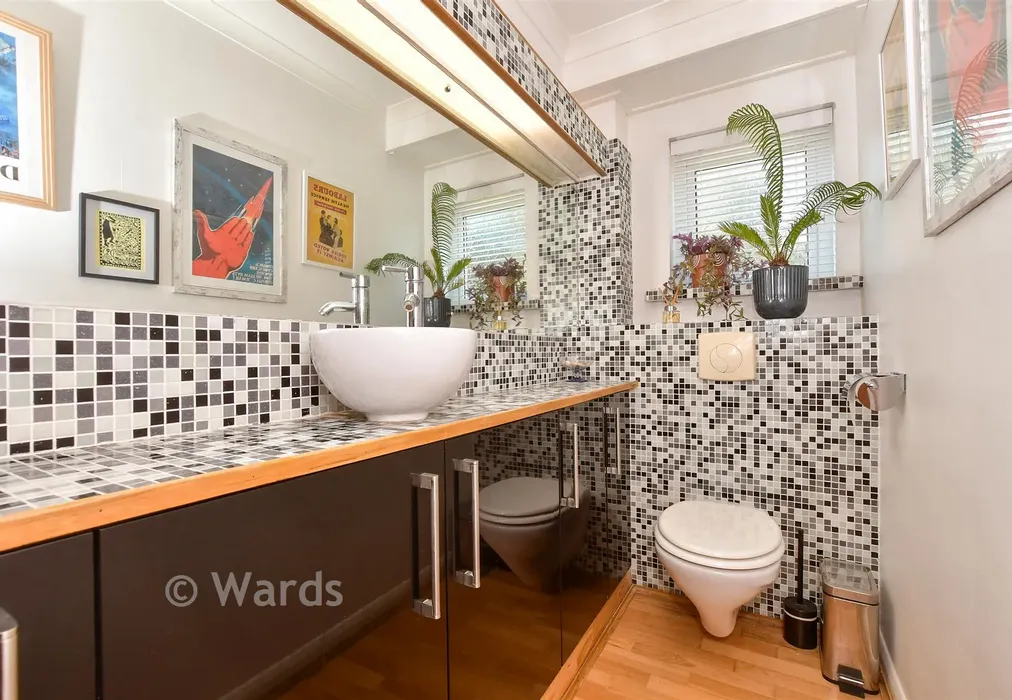 Cloakroom - Wings Close, Eastern Esplanade, Kent - Wards of Kent