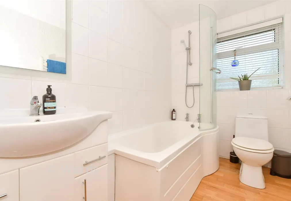 Bathroom - Wings Close, Eastern Esplanade, Kent - Wards of Kent