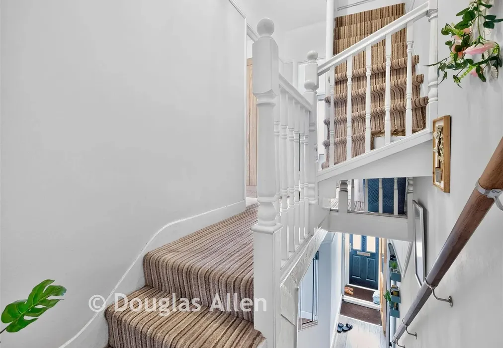 Landing - Kenneth Road, Chadwell Heath, Essex - Wards of Kent