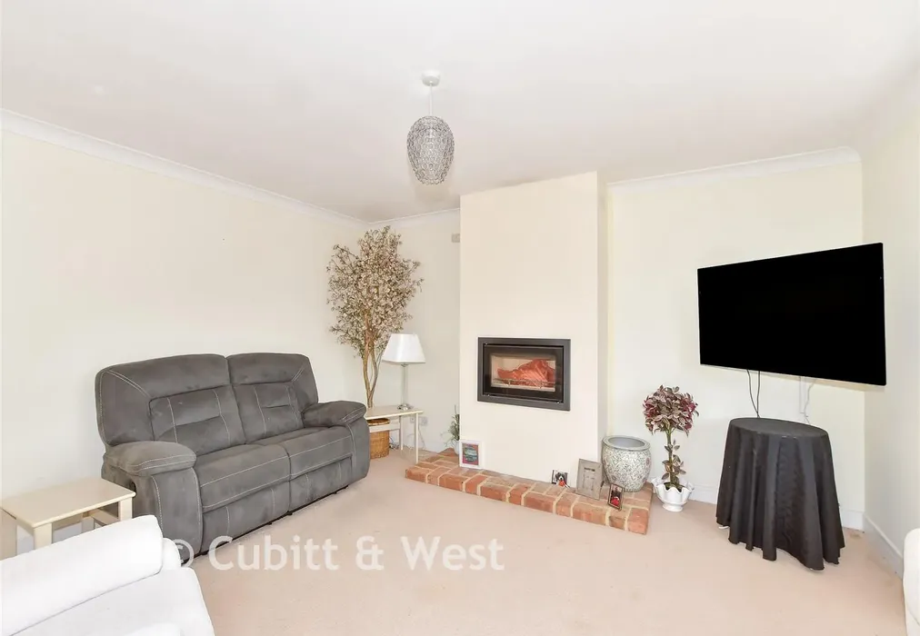 Lounge/Dining Room. - College Road, Ardingly, West Sussex - Wards of Kent