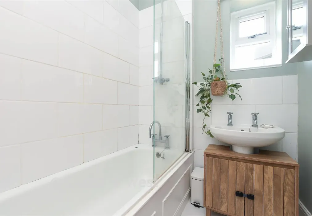 Bathroom - Knoll Road, Dorking, Surrey - Wards of Kent