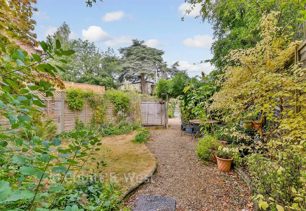 Front Garden - Knoll Road, Dorking, Surrey - Wards of Kent