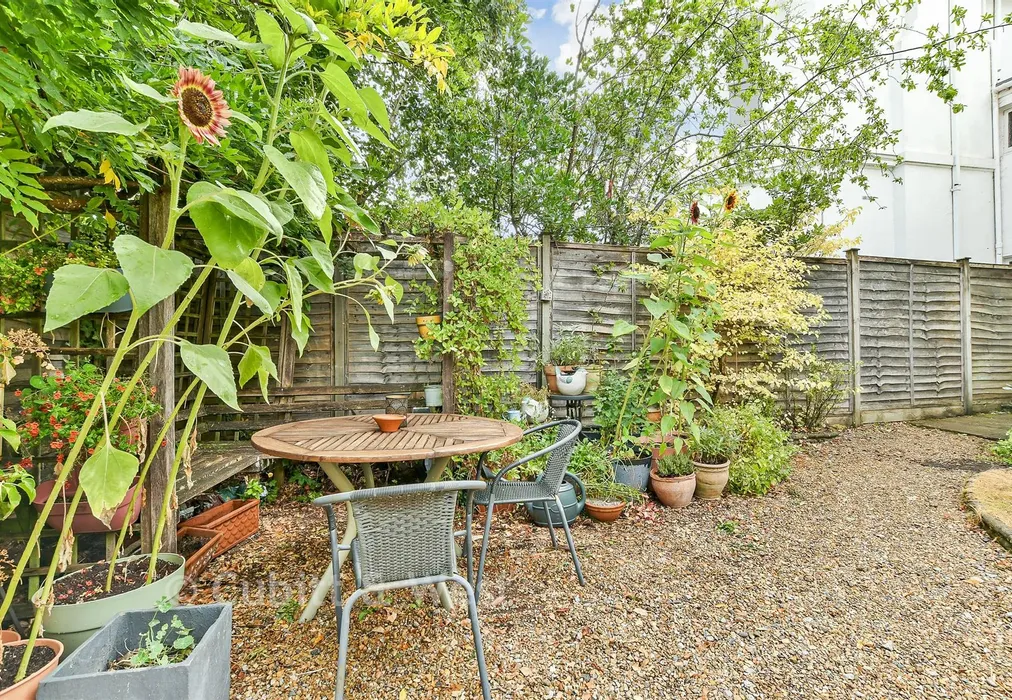 Front Garden - Knoll Road, Dorking, Surrey - Wards of Kent