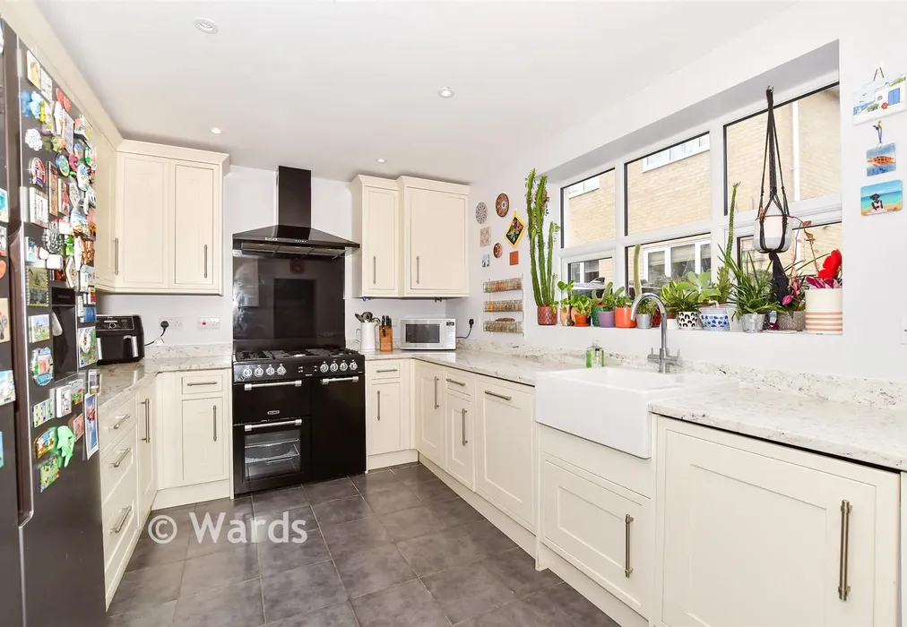 Kitchen - Bower Lane, Maidstone, Kent - Wards of Kent