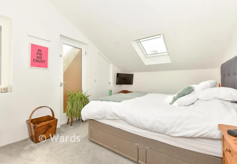 Bedroom 1 - Stone Street, Lympne, Kent - Wards of Kent