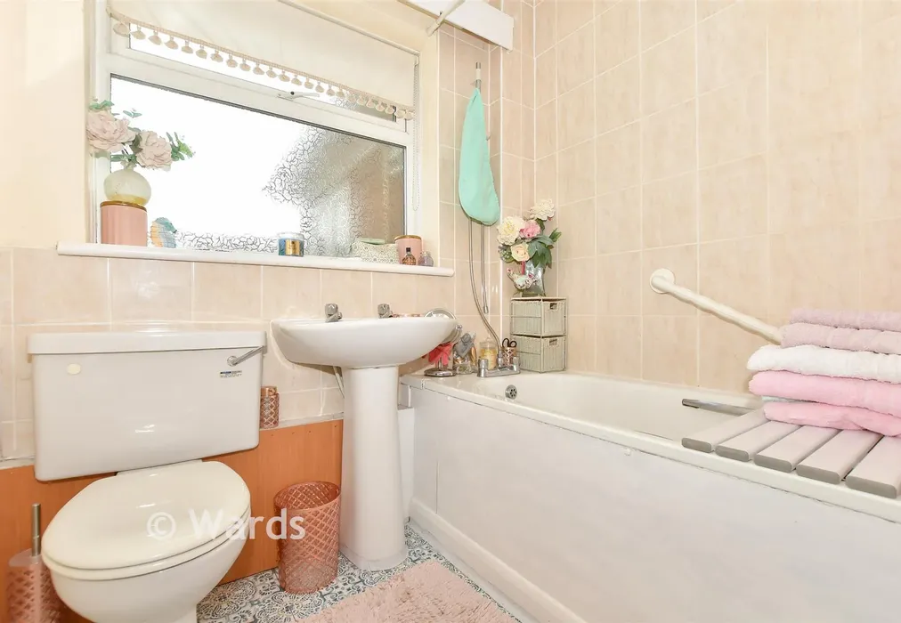 Bathroom - Chestnut Drive, Broadstairs, Kent - Wards of Kent