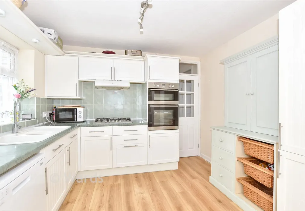 Kitchen - Chestnut Drive, Broadstairs, Kent - Wards of Kent