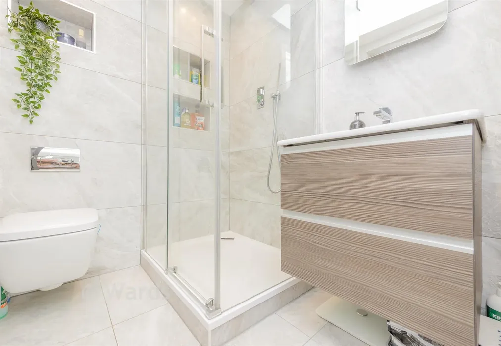 En-Suite Shower Room - Franks Lane, Horton Kirby, Dartford, Kent - Wards of Kent