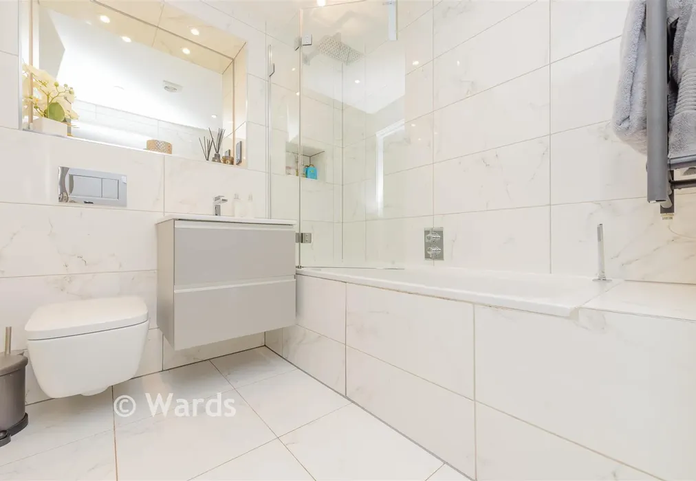 Bathroom - Franks Lane, Horton Kirby, Dartford, Kent - Wards of Kent